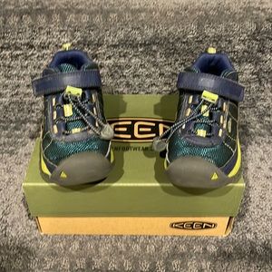 Kids Keen WATERPROOF hiking shoes Targhee Sport style.